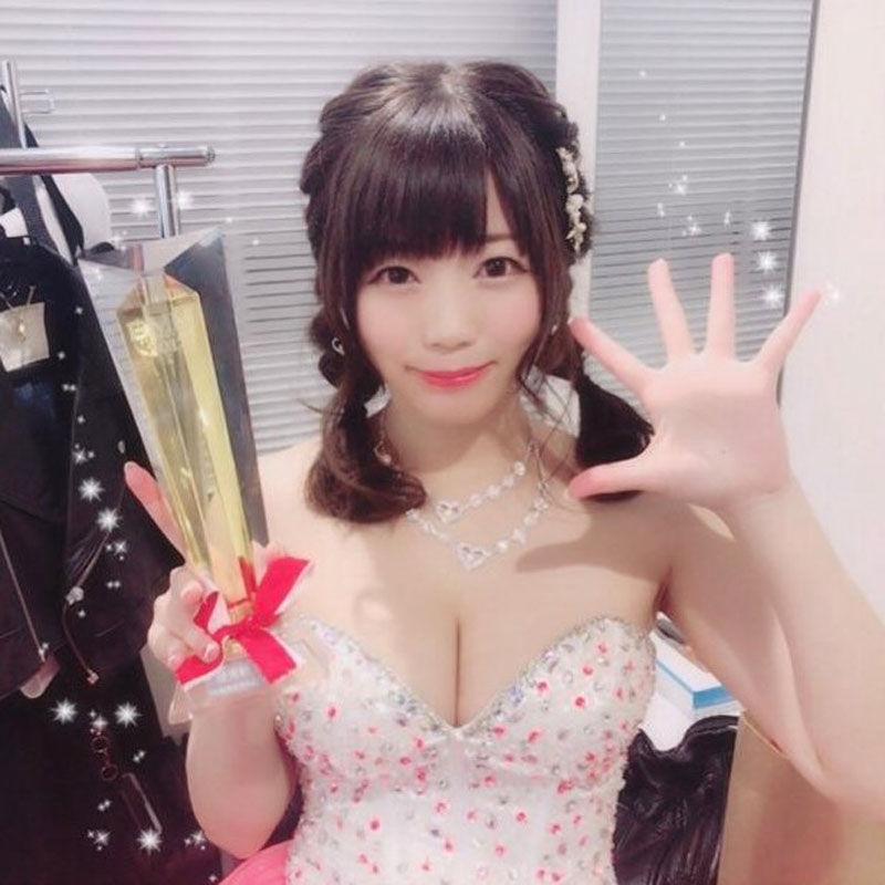 Sakura Momo nhận những giải thưởng danh giá suốt sự nghiệp của mình